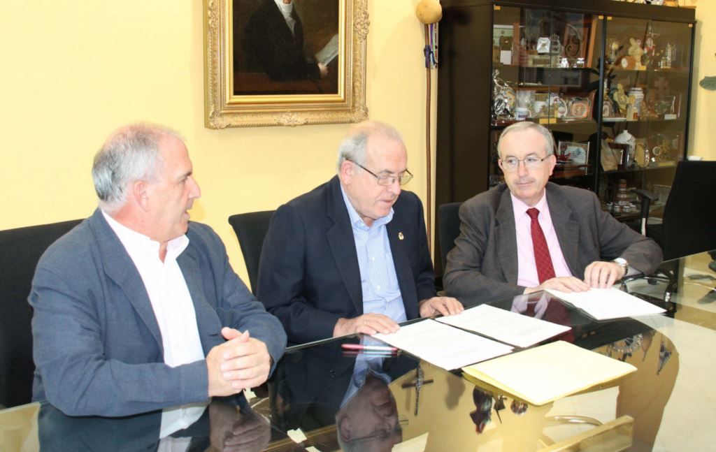 Firma del convenio entre Ayuntamiento y Cajamurcia