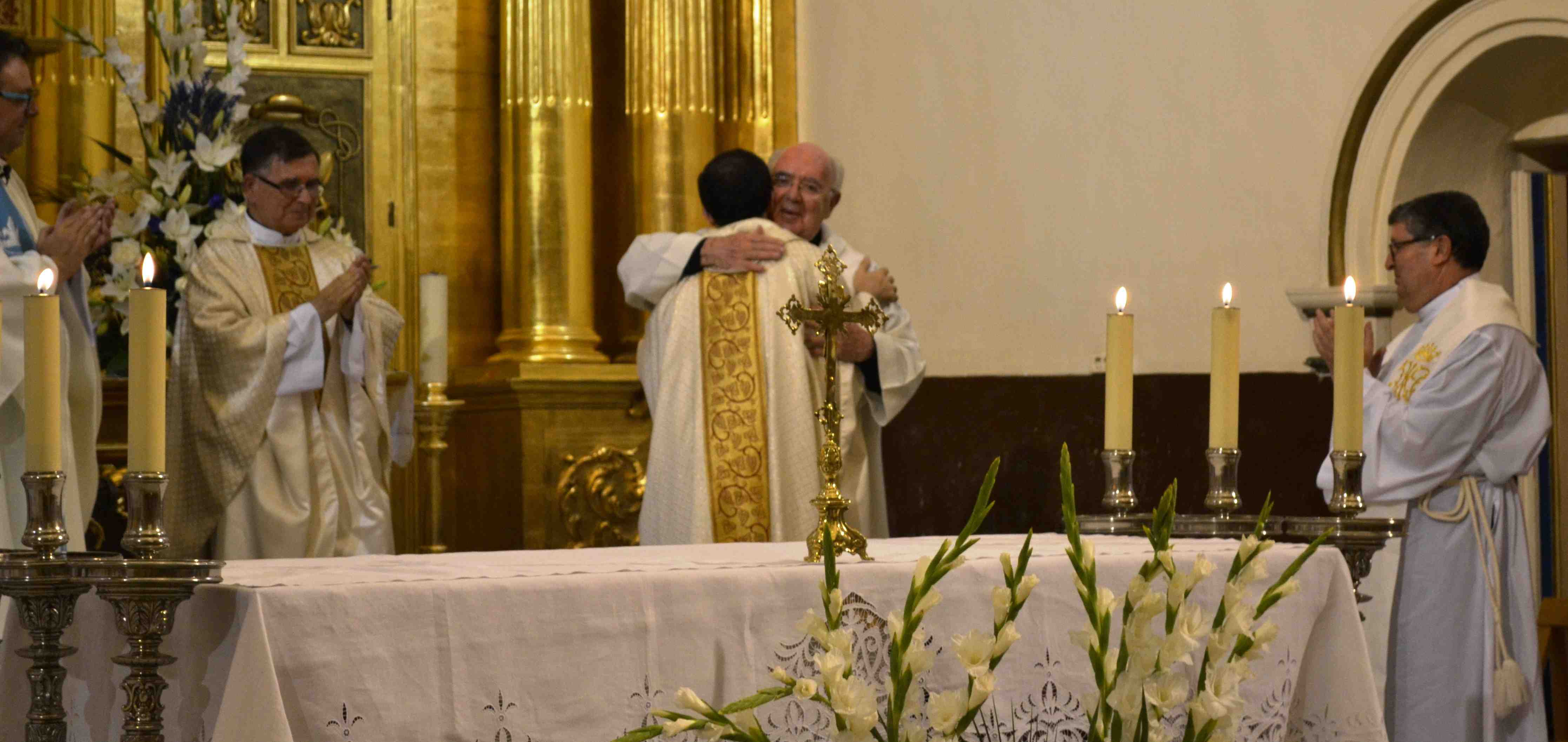 Abrazado sacerdotes