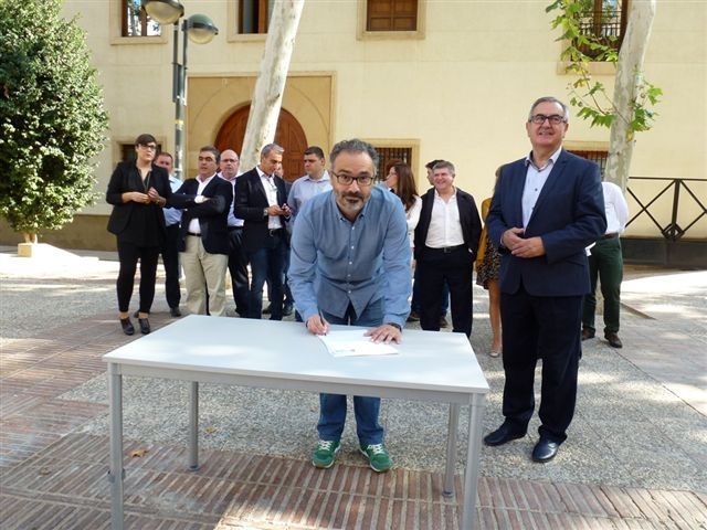 José Moreno firma el código ético