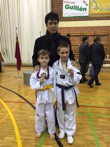 Alejandro Muñoz y Gabriel Sánchez, oro en el Campeonato Regional de Taekwondo