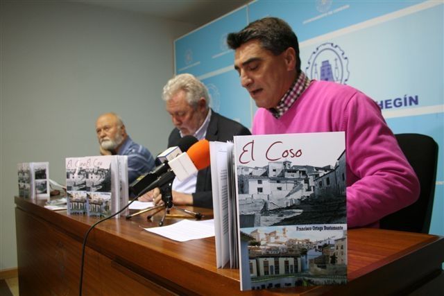 El Ayuntamiento de Cehegín edita un libro que refleja la evolución de la zona de El Coso en las últimas décadas