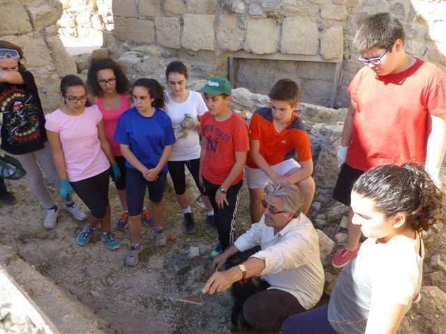 Alumnado del Alquipir excavando en Begastri