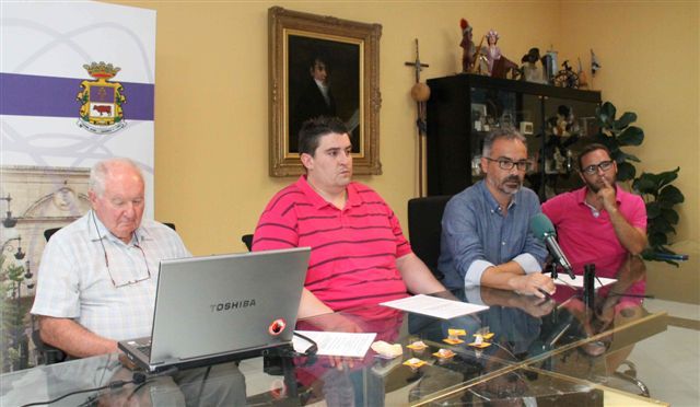 El Ayuntamiento de Caravaca y el profesor Walker firman un convenio para continuar las excavaciones en la Cueva negra, uno de los yacimientos más importantes de Europa