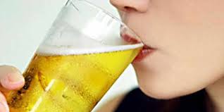 	La cerveza, elaborada con ingredientes naturales y con alto contenido en vitaminas y minerales, puede formar parte de una dieta equilibrada