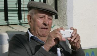 La Concejalía de Servicios Sociales de Cehegín organiza un taller para mayores sobre el uso práctico de móviles y tablet