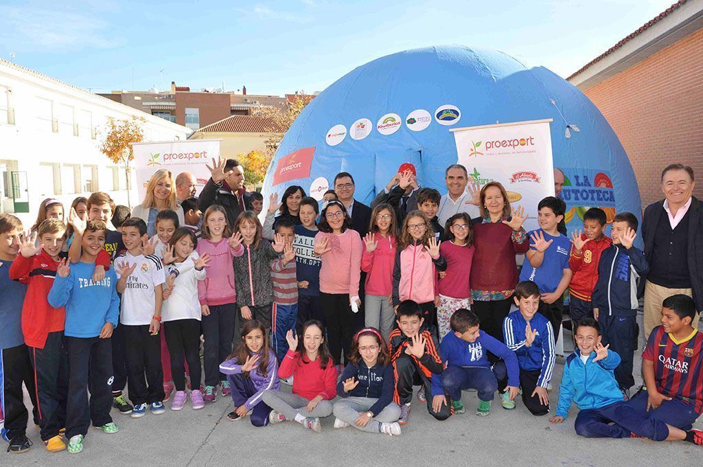 La Santa Cruz participa en el proyecto ‘Frutoteca’, que lleva la huerta al patio de colegio