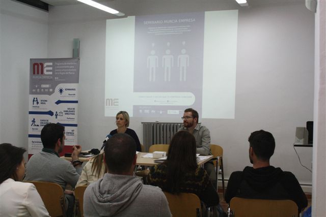 Jóvenes con espíritu emprendedor asisten en Bullas a una charla de Murcia Empresa