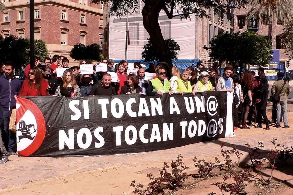 Más de cien personas se concentran para mostrar su respulsa a las agresiones neonazis en Murcia