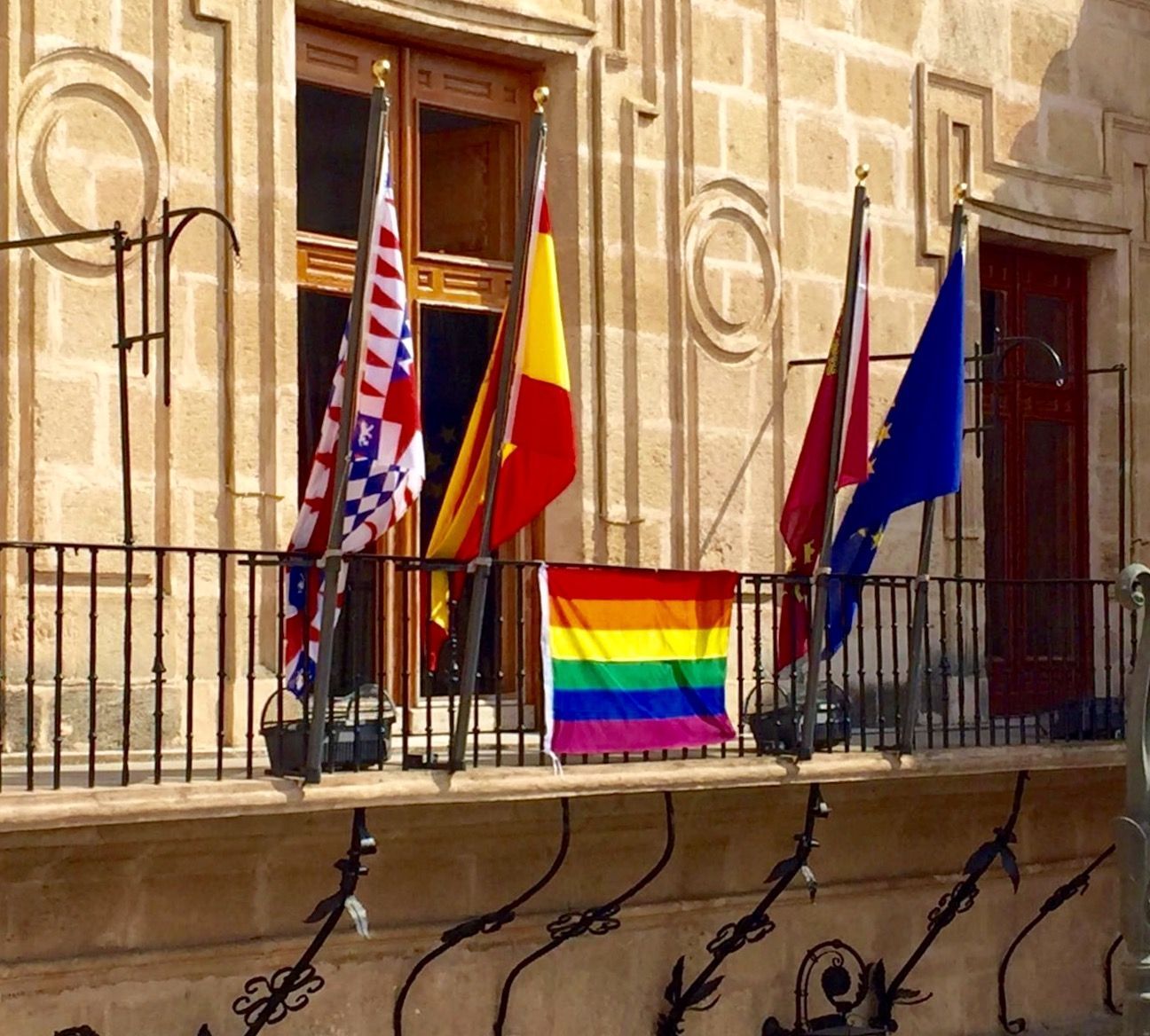 El Ayuntamiento de Caravaca cuelga por primera vez la bandera multicolor con motivo del Día Internacional contra la Homofobia