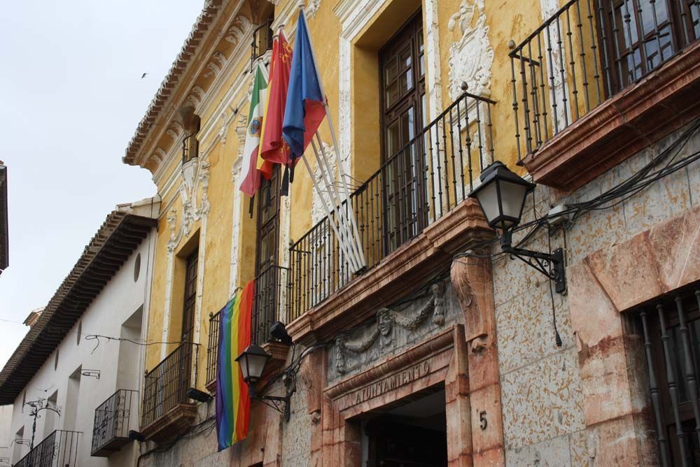 La bandera arcoíris ondea, por primera vez, en el Ayuntamiento de Cehegín, para conmemorar el Día de la Diversidad Sexual