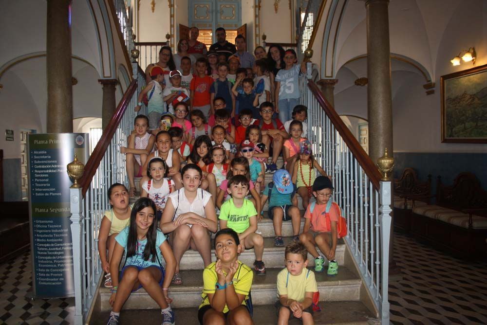Los niños de la Escuela Municipal de Verano de Cehegín visitan el Ayuntamiento