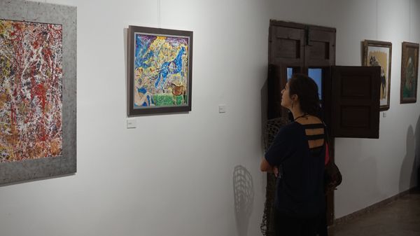 Eva Barrilado observa la obra de Alejandro Baños