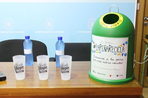 Medio Ambiente promueve el reciclaje de plástico y vidrio en el Recinto Ferial con las campañas del ‘Ecovaso’ y ‘La Peña Recicla’