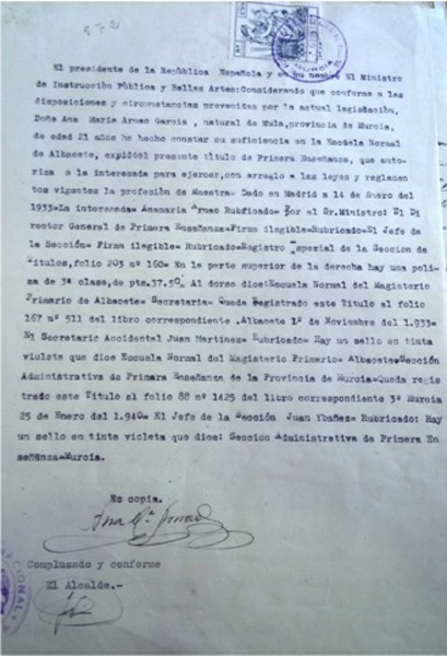 Copia del título de Maestra de Primera Enseñanza de doña Ana María Arnao García. 14 de enero de 1933 .