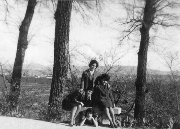 Grupo de adolescentes en El camino del Huerto. Año 1963