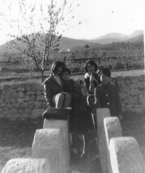 Grupo de chicas en las piedras, año 1963
