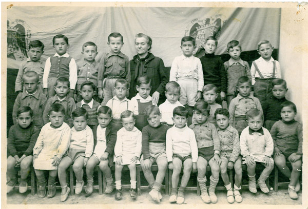 Dª Pilar y sus alumnos, hacia 1946