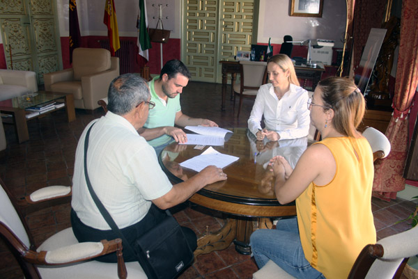 La alcaldesa de Cehegín firma convenios de colabortación con Betania y Asociación de Pensionistas