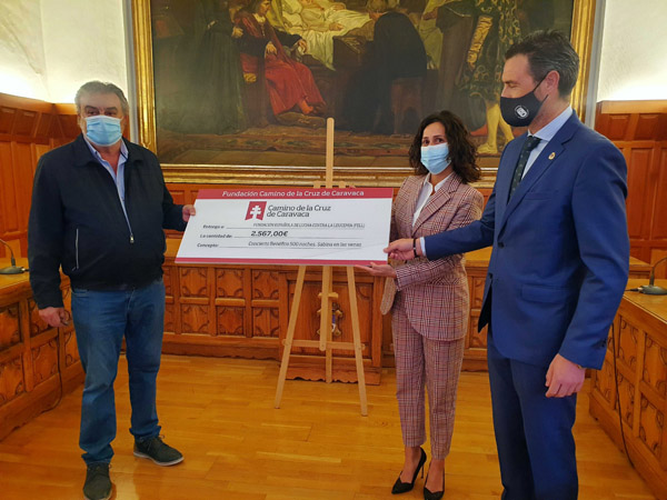 La Fundación Camino de la Cruz y el Ayuntamiento de Caravaca han entregado la recaudación de 2.567 euros a la Fundación Española de lucha contra la Leucemia (FELL) del espectáculo benéfico ‘500 noches, Sabina en las venas’