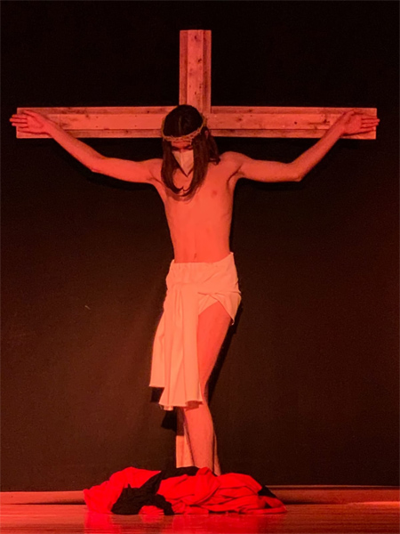 Manuel Toral interpretando a Jesucristo en el momento de su muerte en la Cruz. Obra pictórica: “Cristo Crucificado” Murillo.