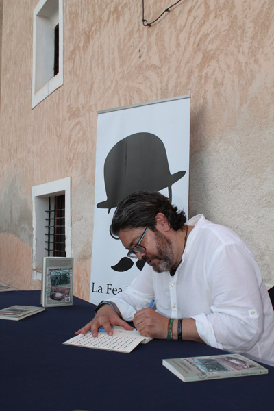 Miguel Sánchez firma ejemplares de Charnego
