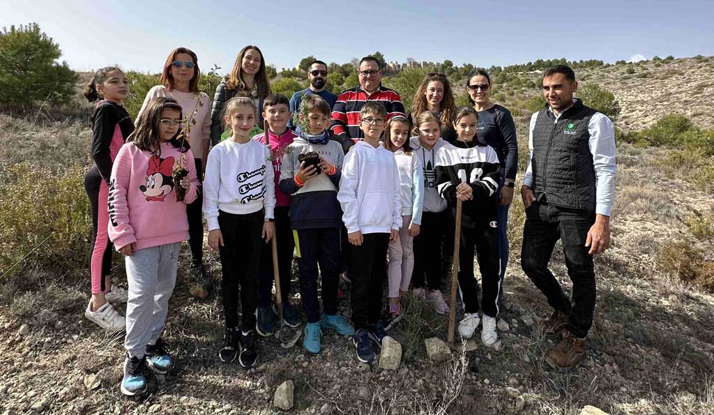 El Colegio Virgen de la Candelaria participa en una campaña de reforestación en el paraje de Las Tosquillas, plantando 130 especies