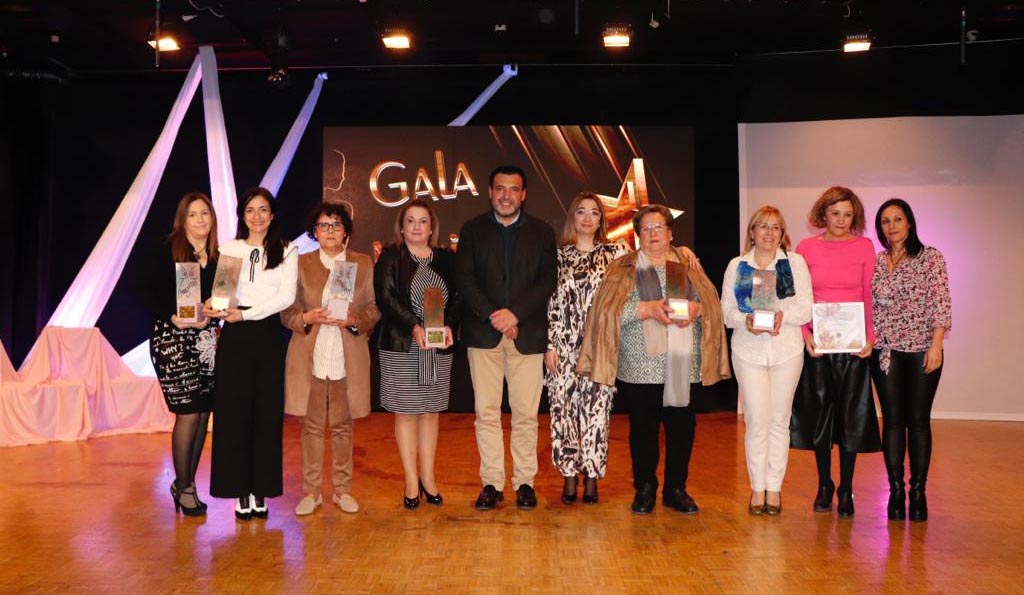 Premiadas en la Gala de la Mujer de Cehegín 2023 acompañadas del Alcalde Jerónimo Moya