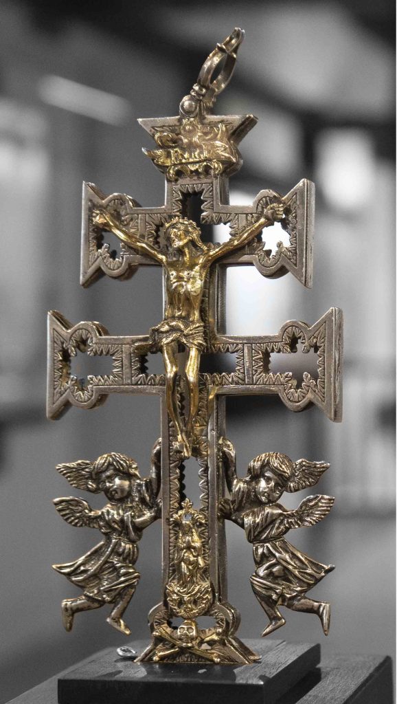Los caballeros de San Jorge ceden una Cruz relicario del siglo XVII a la Cofradía