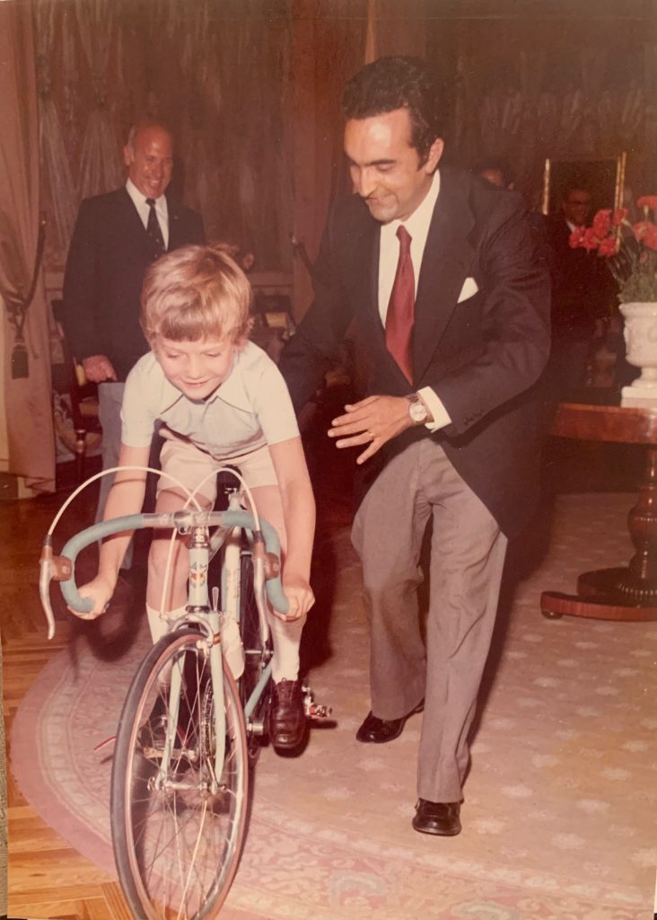 Durante la entrega, en Zarzuela, de un equipo ciclista al Príncipe Felipe.