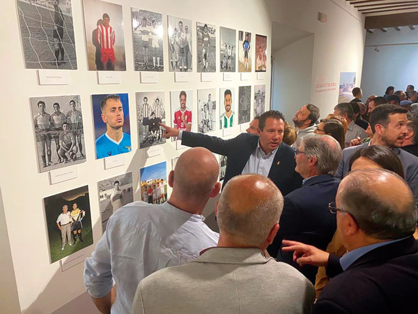 Mula rinde homenaje a los cien años de fútbol en la localidad con una gran exposición en el Convento de San Francisco
