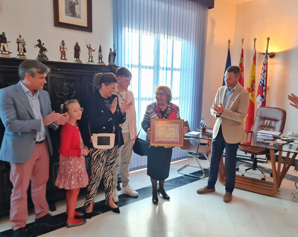 La familia del fallecido Francisco Navarro Sánchez recoge su título de Hijo Adoptivo de Caravaca