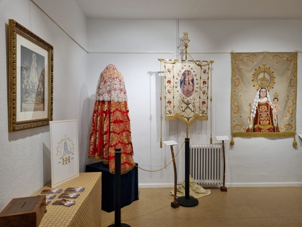 La cofradía de la Virgen del Rosario de Bullas expone los mantos de la Virgen en la Casa de la Cultura