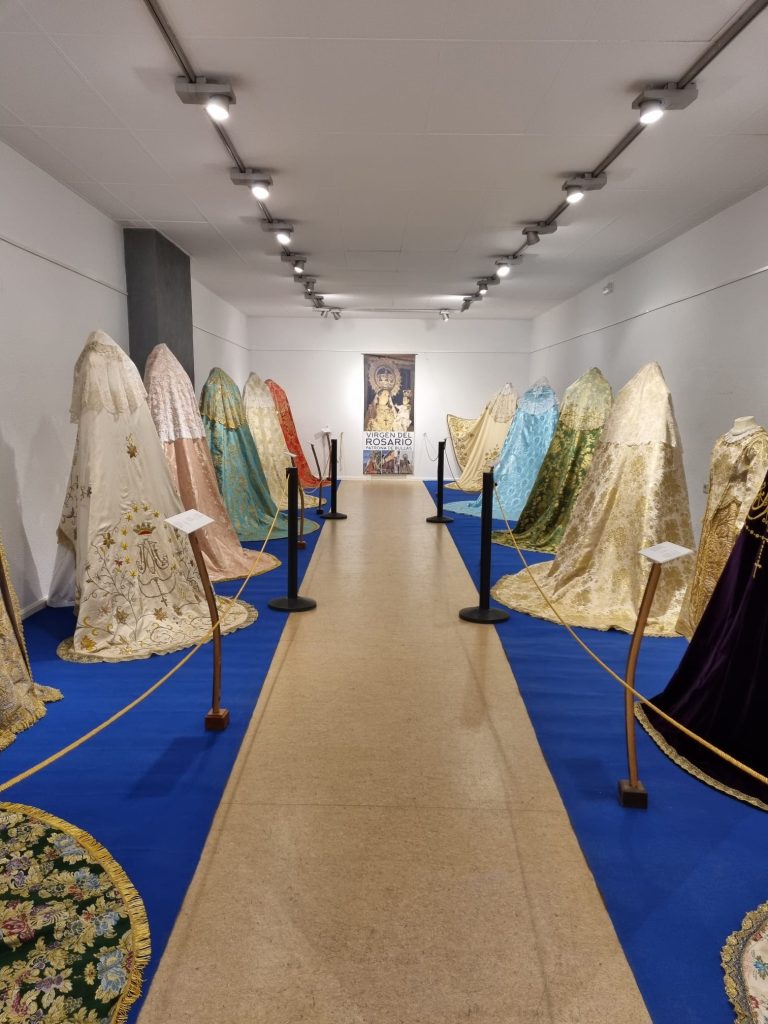 La cofradía de la Virgen del Rosario de Bullas expone los mantos de la Virgen en la Casa de la Cultura