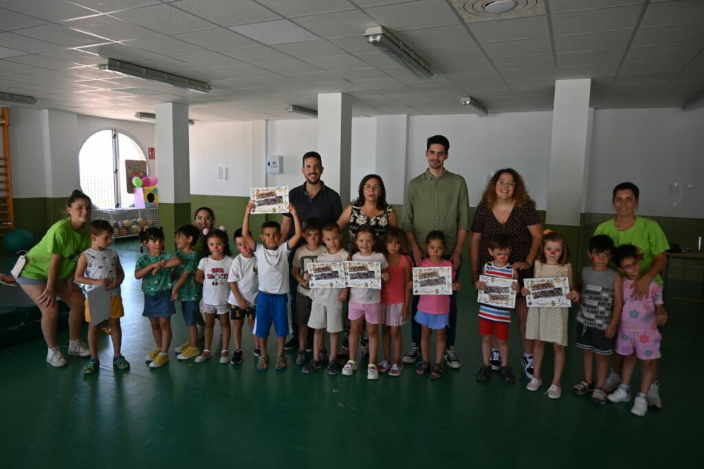La escuela municipal de verano de Mula entrega los diplomas a los niños y niñas participantes