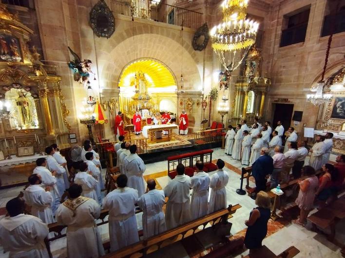 El obispo de Córdoba y 40 sacerdotes de la diócesis andaluza peregrinan a la Vera Cruz