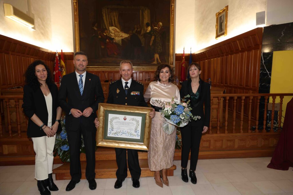 Alfonso Navarro recibe el título de Hijo Predilecto de Caravaca tras su dilatada carrera profesional en la Policía Nacional