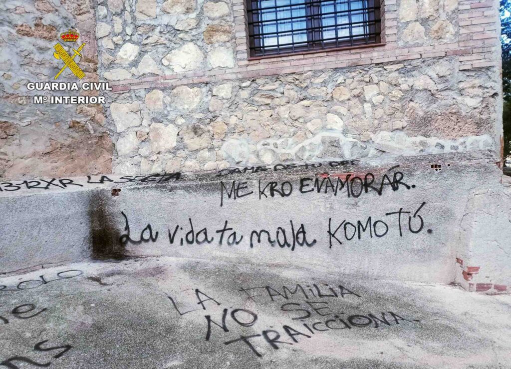 La Guardia Civil investiga a dos jóvenes por varias pintadas en la fachada de una ermita y en instalaciones municipales de Pliego