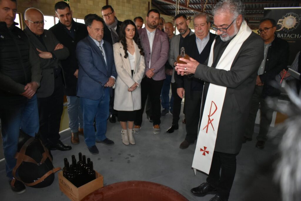 El vino bendecido el pasado 2 de mayo se vierte sobre la cosecha de este año en las BSI de Jumilla