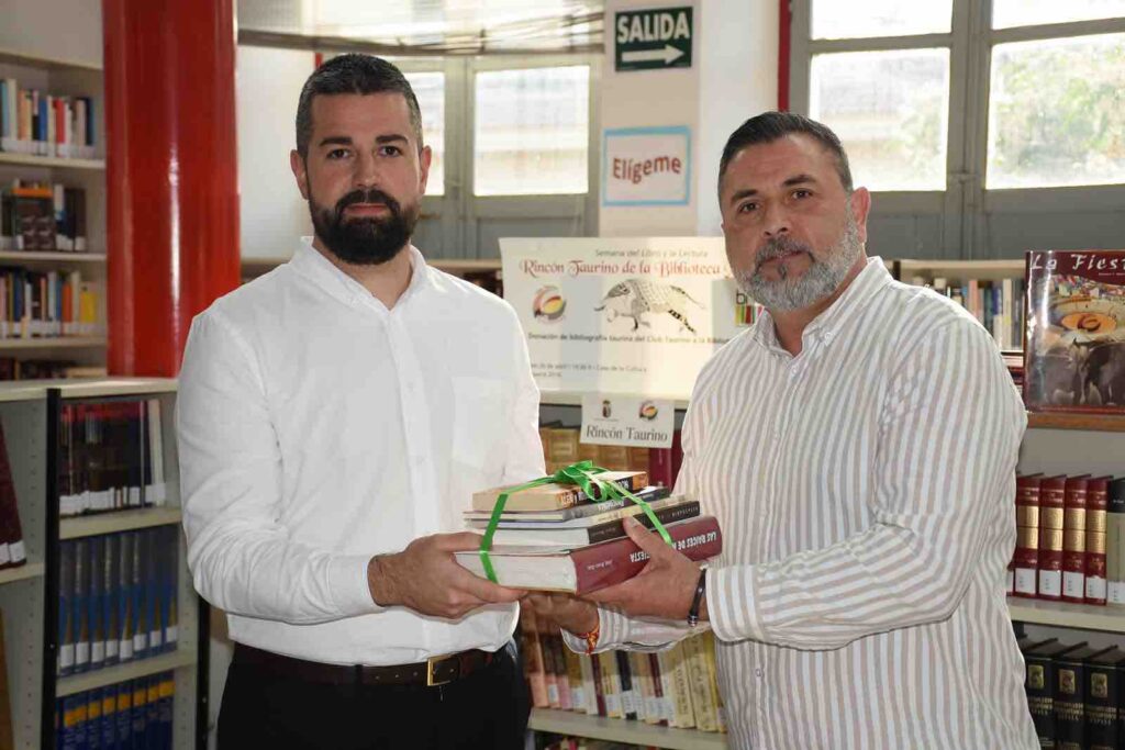El Club Taurino de Calasparra cede nuevos libros al “Rincón Taurino” de la Biblioteca Municipal de Calasparra