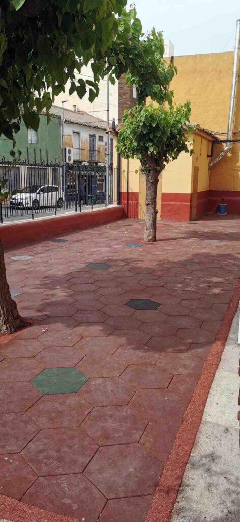 El Ayuntamiento de Cehegín mejora el entorno escolar en el CEIP "Virgen de las Maravillas" con la renovación del patio de infantil